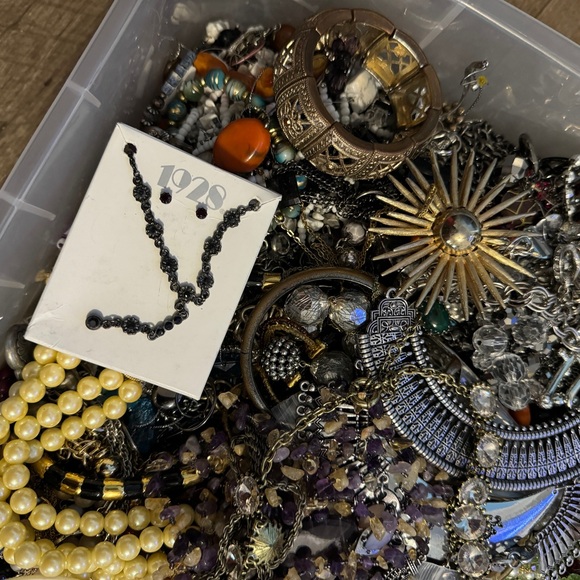 2 LB vintage jewelry lot- bulk jewelry bundle - Picture 9 of 10